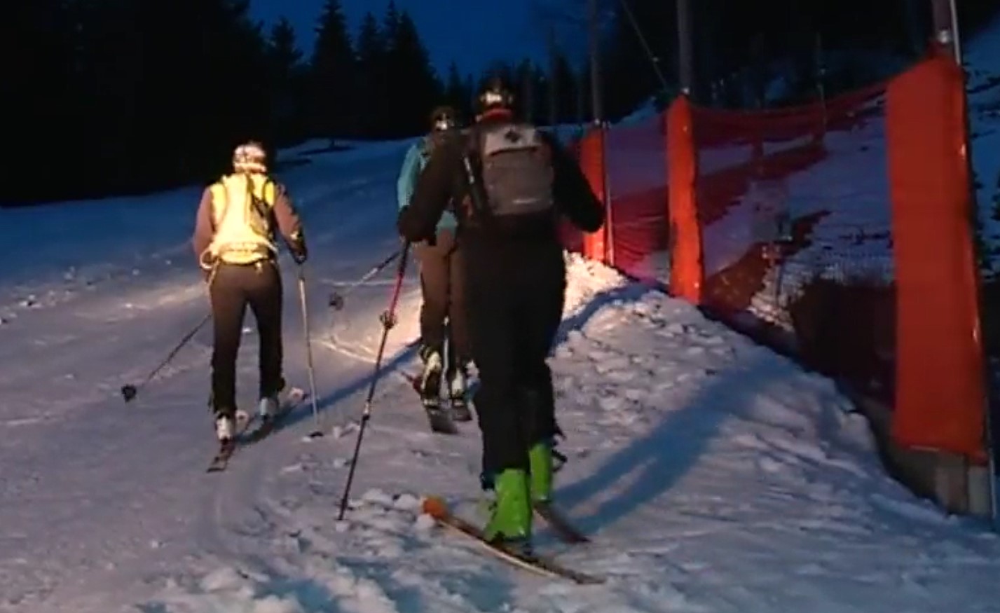 La práctica nocturna del esquí de montaña en pistas es peligrosa, Les Carroz prueba soluciones