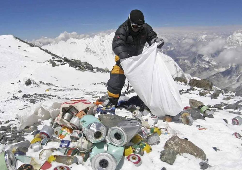 Recogidas once toneladas de basura y cuatro cuerpos en la limpieza del Everest