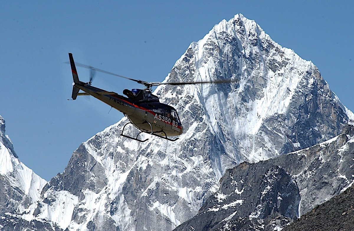 La leyenda del único helicóptero que ha aterrizado en la cima del Everest