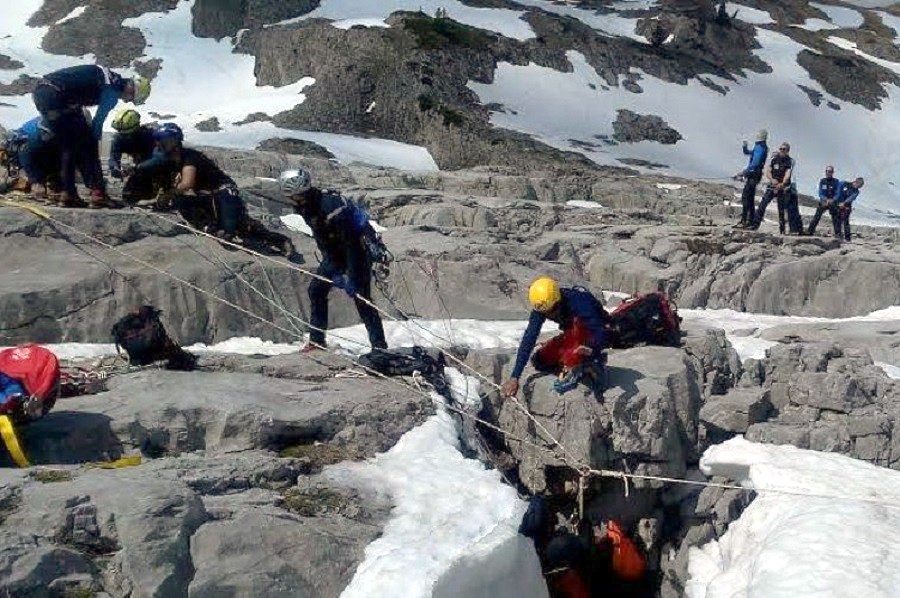 Pirineos: rescatado vivo tras pasar 5 días atrapado en una grieta que ocultaba la nieve