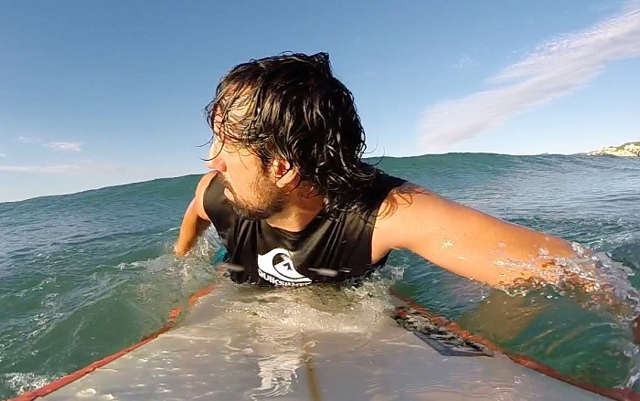 Además del snowboard, Fidel Alonso practica otros deportes de aventura como el surf