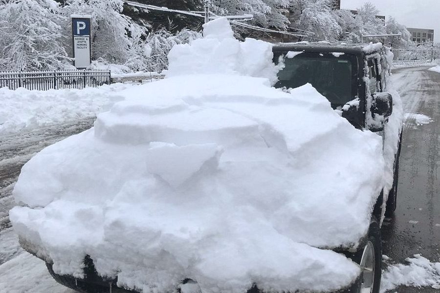 Conductor multado en Lowell (Massachusetts) por circular con su vehículo repleto de nieve