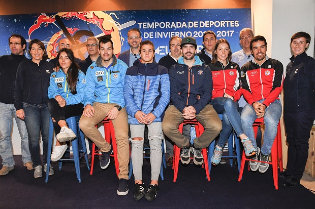 Foto de familia entre deportistas RFEDI y comentaristas de Eurosport- Crédito foto: Rafael Aparicio