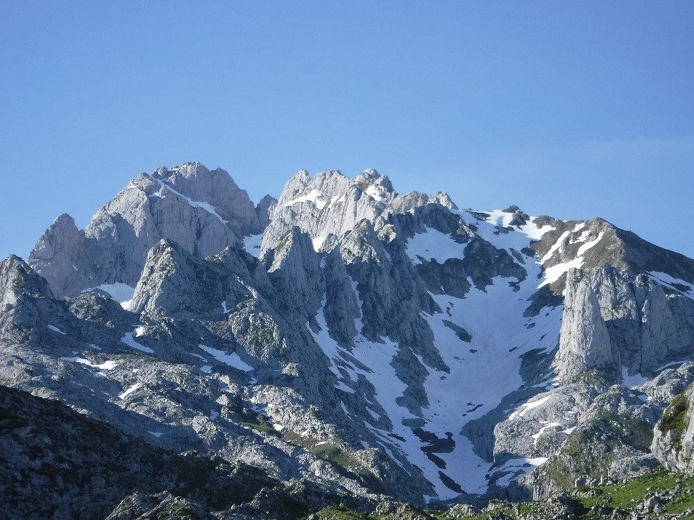 La racha negra en los Picos de Europa sigue con un nuevo montañero muerto y otro herido