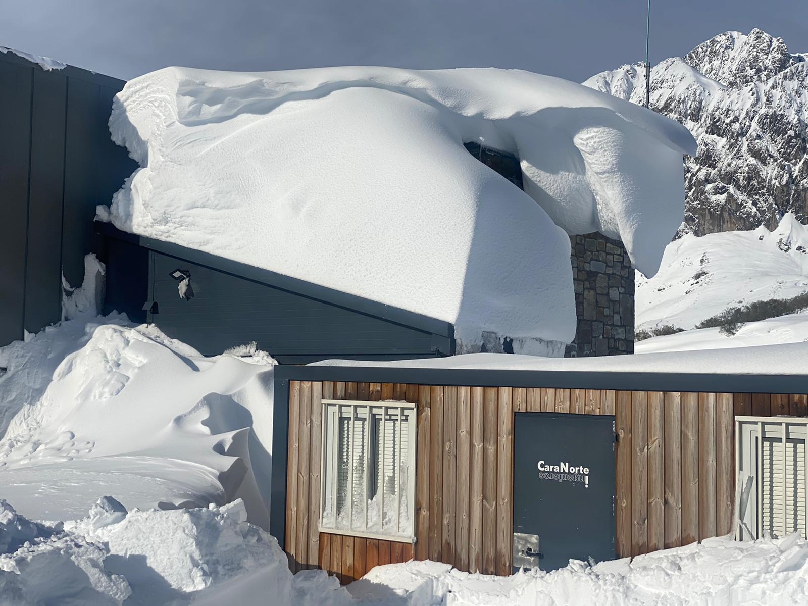 Paquetones de nieve en las estaciones de esquí, que permanecen cerradas