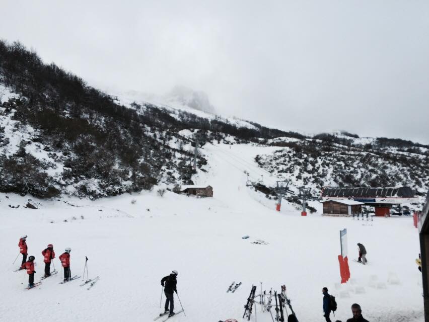La nieve no se olvida de Asturias y empieza a caer con fuerza