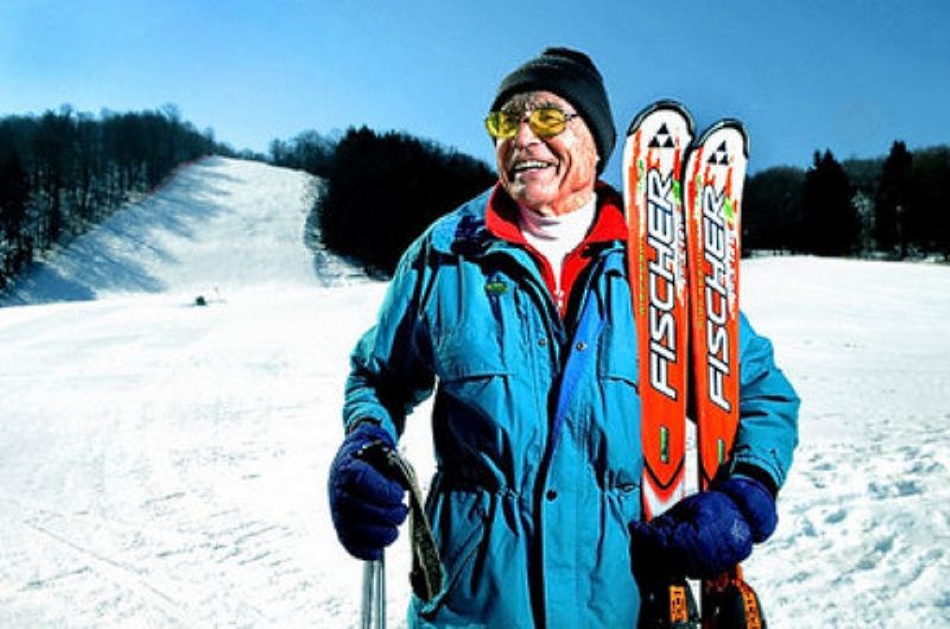 El auge del esquí entre los jubilados puede acabar con su privilegio de esquiar gratis