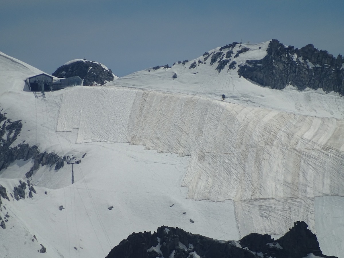 Las lonas vuelven a cubrir el glaciar de Presena para protegerlo del sol y conservar la nieve