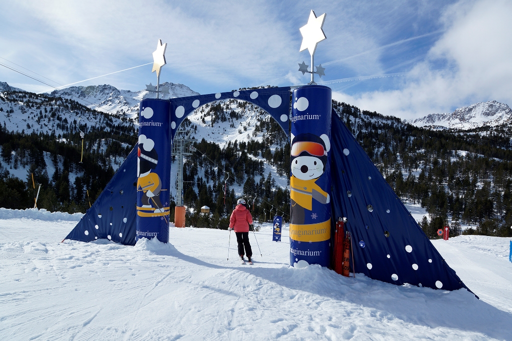 Grandvalira cierra las vacaciones de Navidad con excelentes resultados  Las buenas condiciones de nieve y la apertura del 100% del dominio permite crecer un 9% el número de visitantes  El 29 de diciembre se consiguió la cifra récord de asistencia en la historia de la estación, con 26.430 esquiadores   Andorra la Vella, 7 de enero de 2014.- Grandvalira ha cerrado el periodo vacacional de Navidad con unos grandes resultados de afluencia. Del 24 de diciembre de 2013 al 6 de enero de 2014, 238.000 esquiadores p