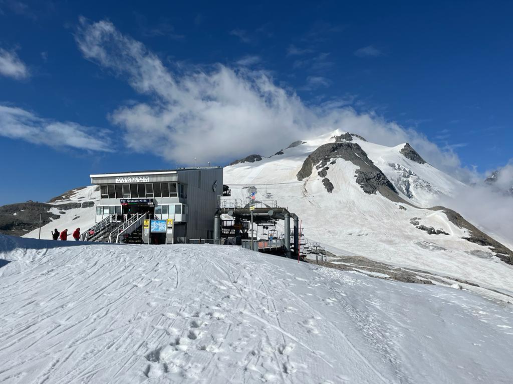 El glaciar de Tignes es el único de Francia donde se puede seguir esquiando este verano