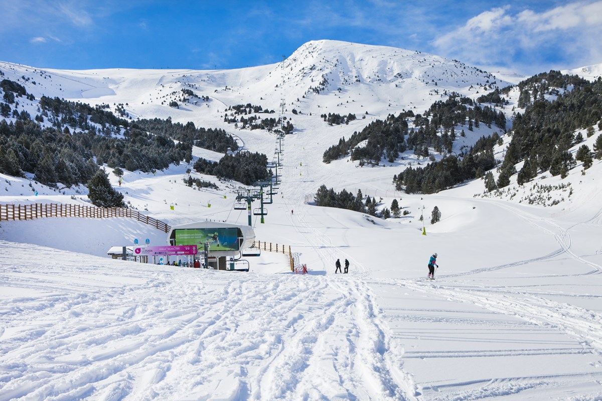 Susto en Grandvalira: caída de unos esquiadores de un telesilla sin consecuencias