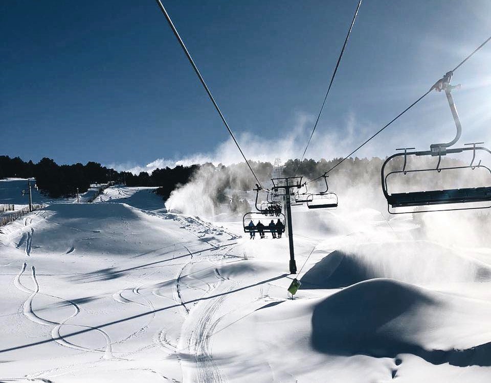 Las estaciones andorranas recibieron unos 14.300 esquiadores en su primer fin de semana