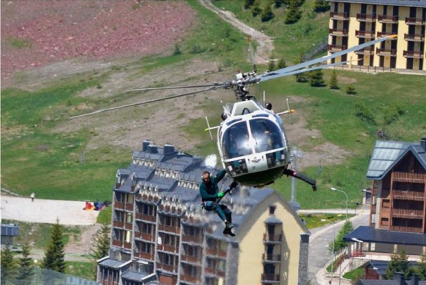 Helicóptero y dotación de rescate de la Guardia Civil en aragón Foto archivo de Moisés Gómez Bueno