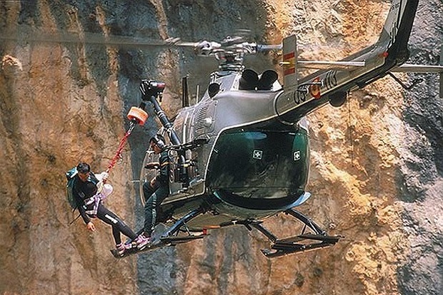 Helicóptero y dotación del Grupo de Rescate e Intervención en Montaña de la Guardia Civil en acción: Imagen: Guardia Civil