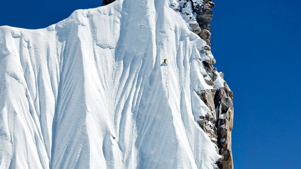 ¿Se puede bajar una pared vertical con un snowboard? Se puede si te llamas Jeremy Jones