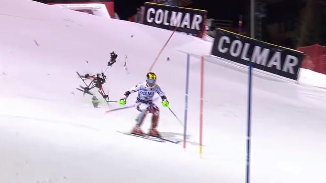 Hirscher escapa por los pelos de un "ataque" de un Dron que se desploma en plena competición