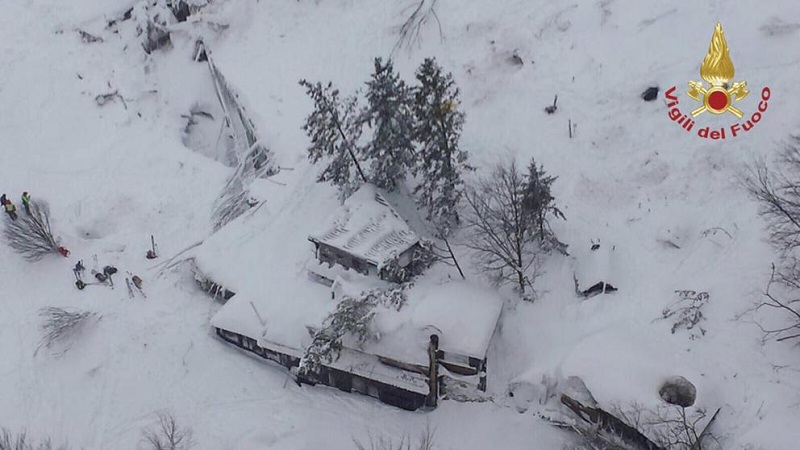 4 muertos y decenas de desaparecidos en un hotel sepultado por una avalancha en Italia