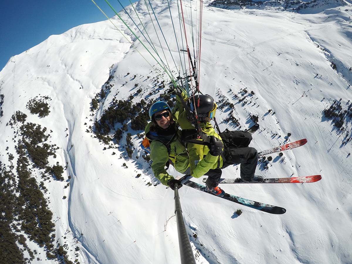 Un espectacular vuelo en parapente y con esquís por encima de Beret