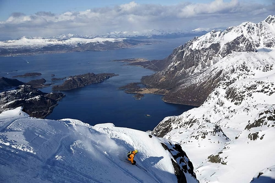 Esquí de montaña en los fiordos de Lofoten, una aventura inolvidable Made in Noruega 