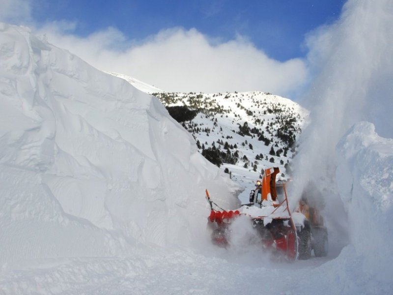 Atención! Grandes máquinas quitanieves trabajando, 6 metros de nieve acumulada