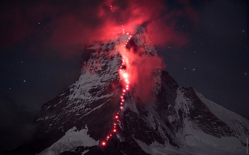 Matterhorn iluminado por los escaladores de Robert Bösch