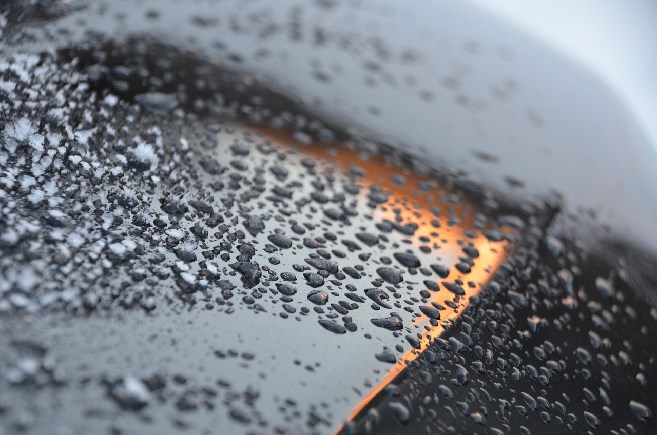 ¿Cómo quitar el hielo del parabrisas de un coche?