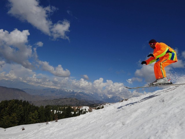 Esquiar en Pakistán; Esquís de madera contra Kalashnikov AK-47 