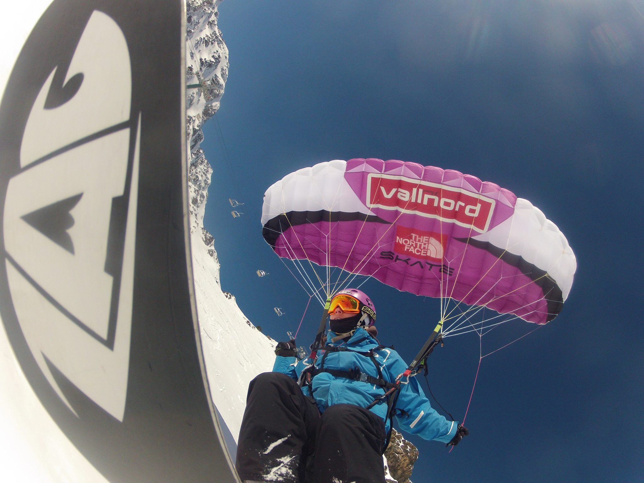 Speedride: la combinación de esquí y vuelo con parapente que lleva tu adrenalina al cielo 