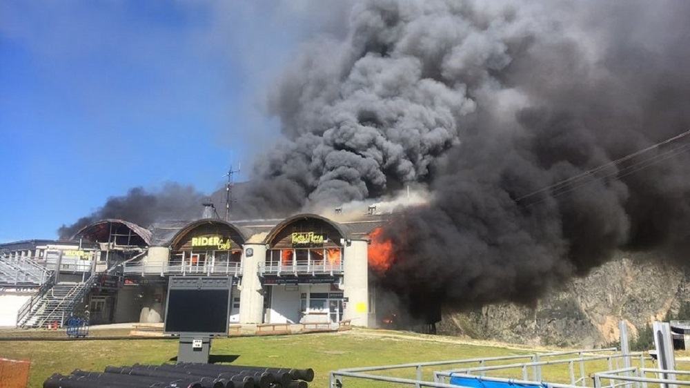 Un incendio quema la estación intermedia del teleférico de Les Grands Montets de Chamonix