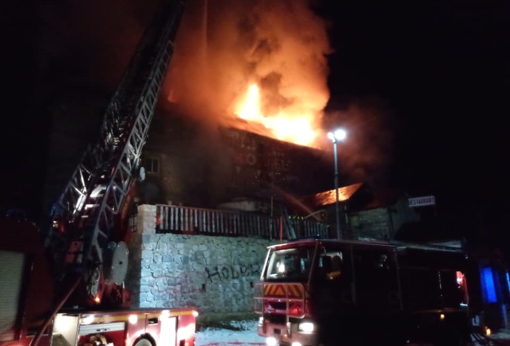 Un incendio devora el Hotel du Col, en el Puerto de Puymorens