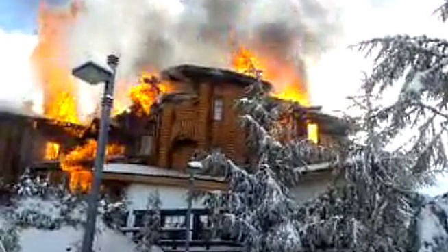 Un hotel de Sierra Nevada arrasado por un incendio