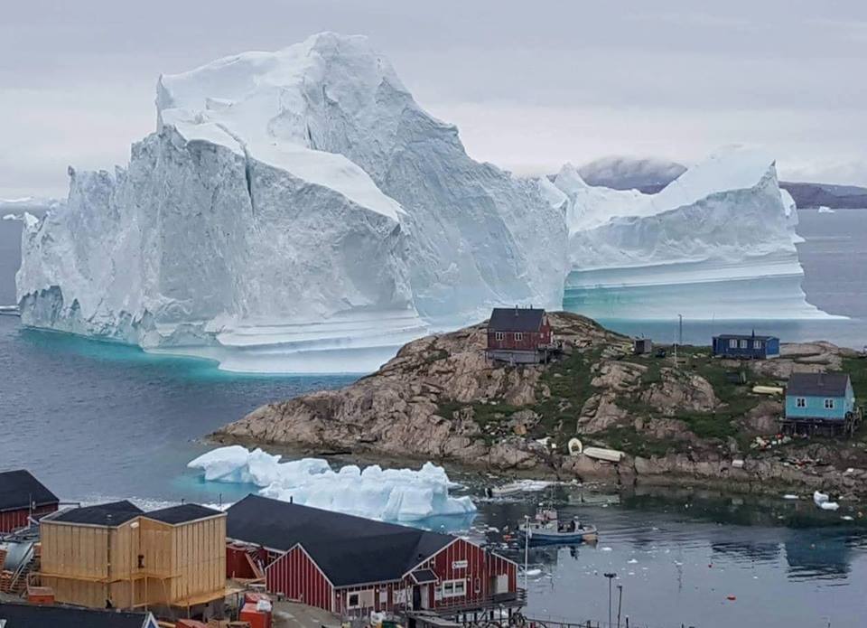 Desalojado un pueblo de Groenlandia por un iceberg que amenaza con destruirlo