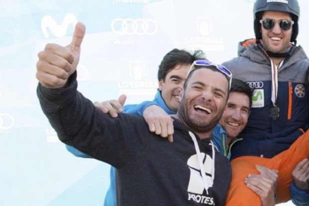 Israel Planas, técnico SBX de RFEDI con Lucas Eguibar tras la Plata en Sierra Nevada. Archivo EFE