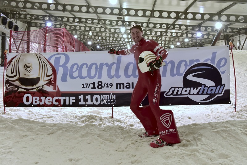 Jan Farrell bate el récord del mundo de velocidad con esquís en pista cubierta