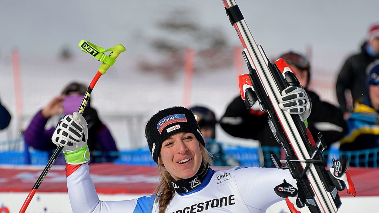 La suiza Jasmine Flury gana el SuperG de Saint-Moritz, Vonn se lesiona