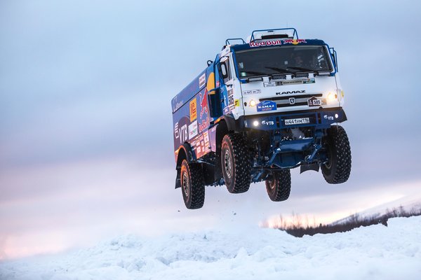 Un camión ruso Kamaz vuela sobre la nieve y el hielo del ártico ruso