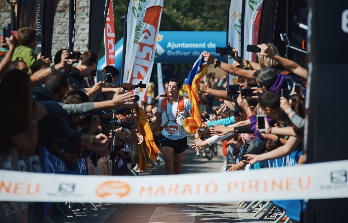 Kilian Jornet vuela en casa hasta la victoria y el récord en la Marató Pirineu 