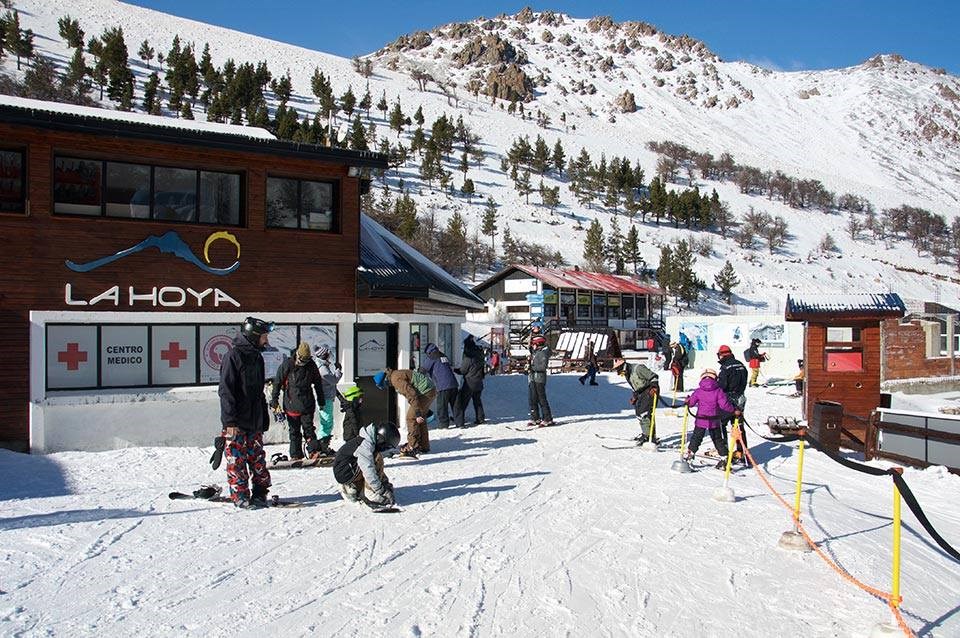 Tras el incendio de la confitería reabrió el centro de esquí La Hoya