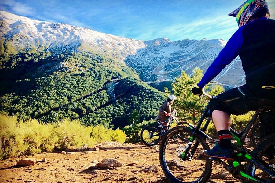 A falta de nieve, La Pinilla triunfa durante el Puente abriendo su Bike Park