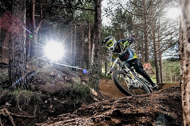 Lucha contra el crono en la Red Bull Holy Bike en las pistas de La Pinilla Bike Park (Foto Red Bull)