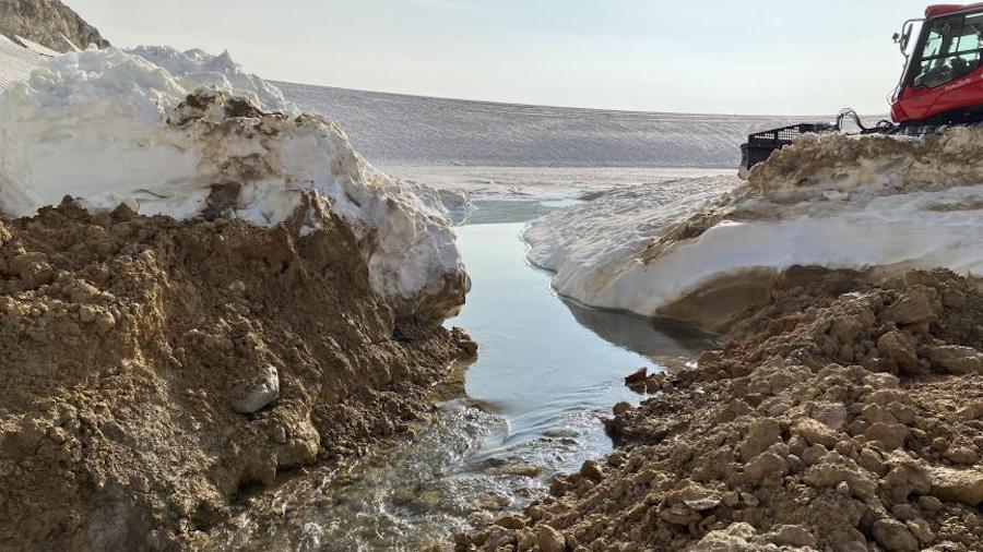 Un lago glacial mantiene en alerta a la estación de esquí de Tignes