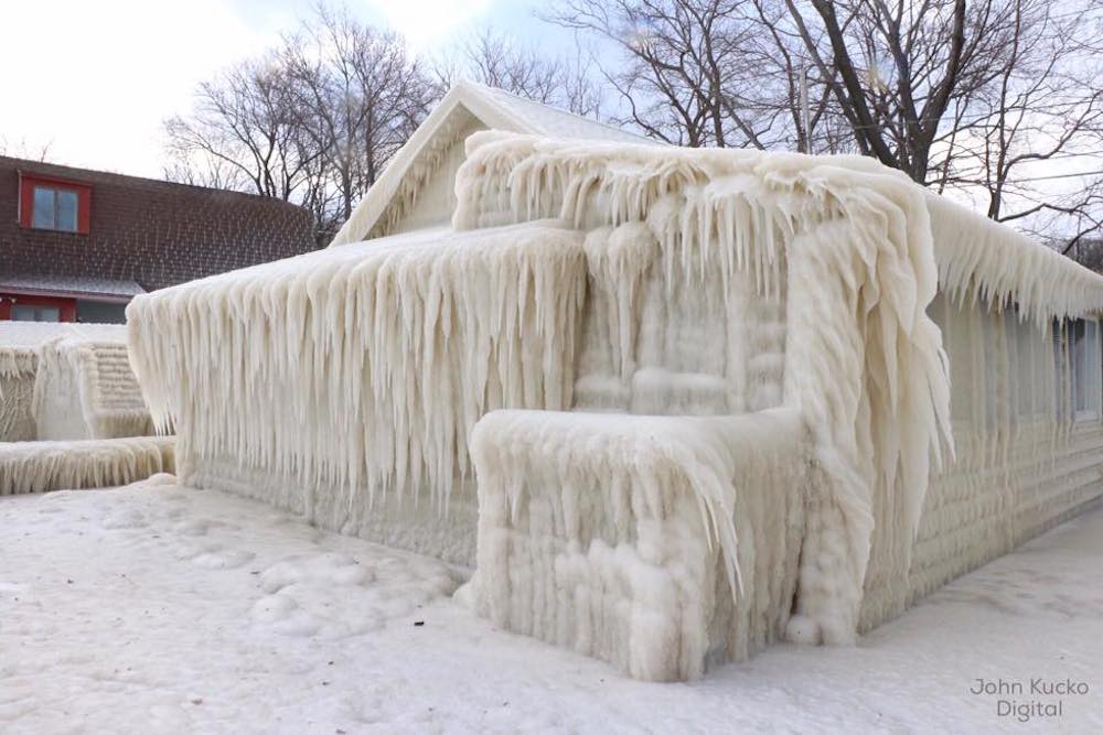 Los Grandes Lagos de Norteamérica sufren un viento capaz de congelar casas con una ráfaga