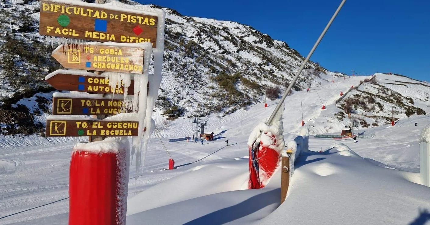 Primer día de esquí en Leitariegos, que espera seguir el éxito de esquiadores de San Isidro