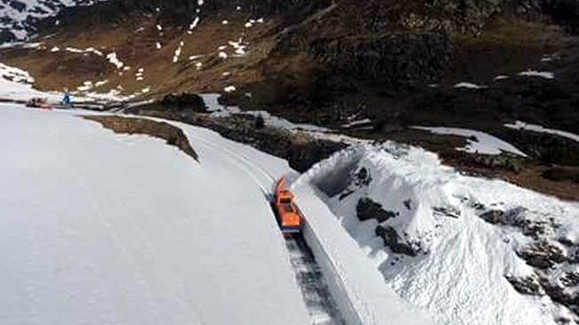 Quitanieves limpian los 2 metros de nieve de la carretera de la Coma de Arcalís