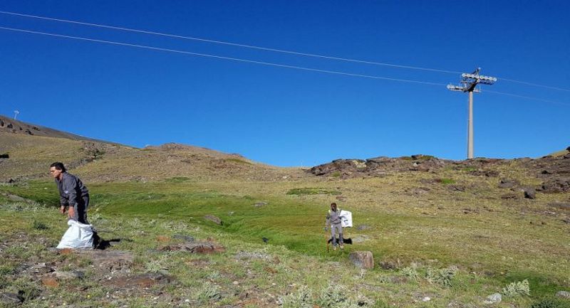 'Operación limpieza' en Sierra Nevada antes de su apertura de verano, el próximo 24 de junio