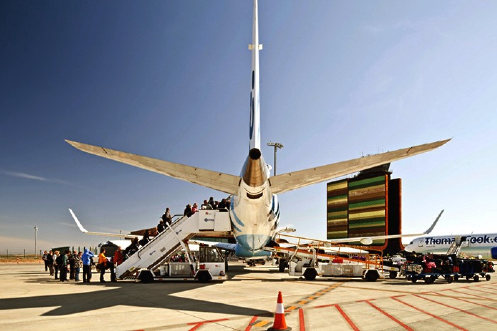 La quiebra de Thomas Cook deja sin esquiadores británicos al aeropuerto de Lleida-Alguaire