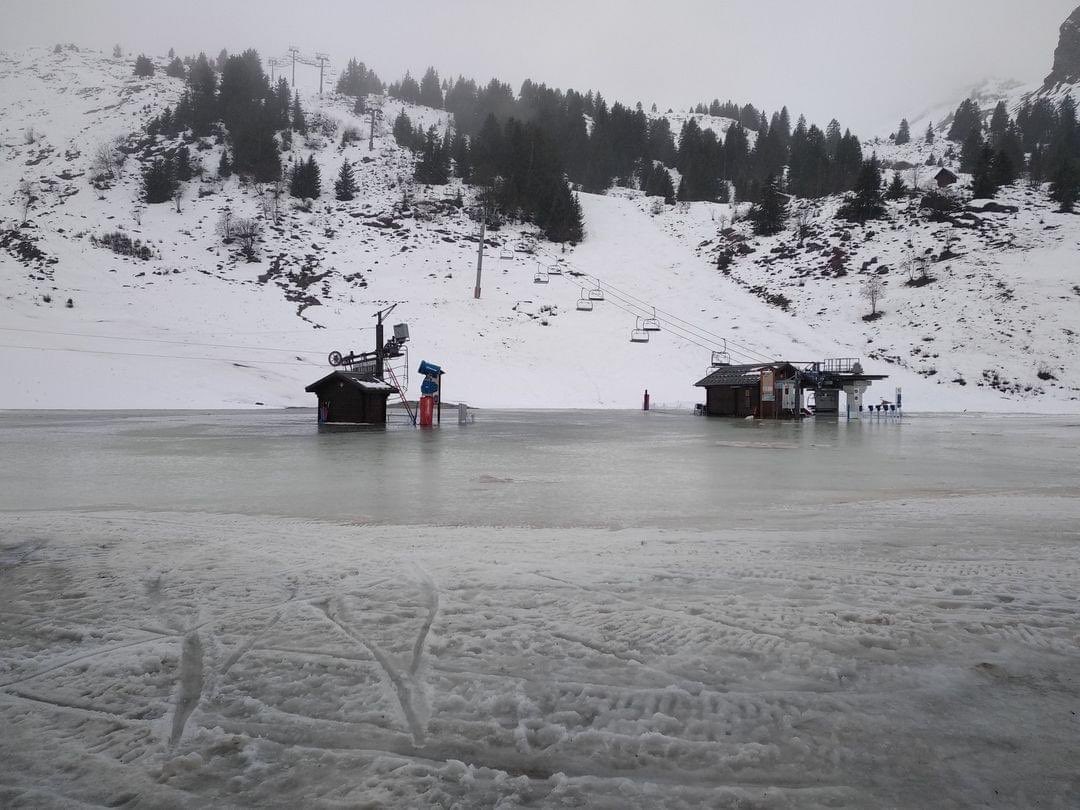 La lluvia las altas temperaturas inundan una estación de esquí de la Alta Saboya