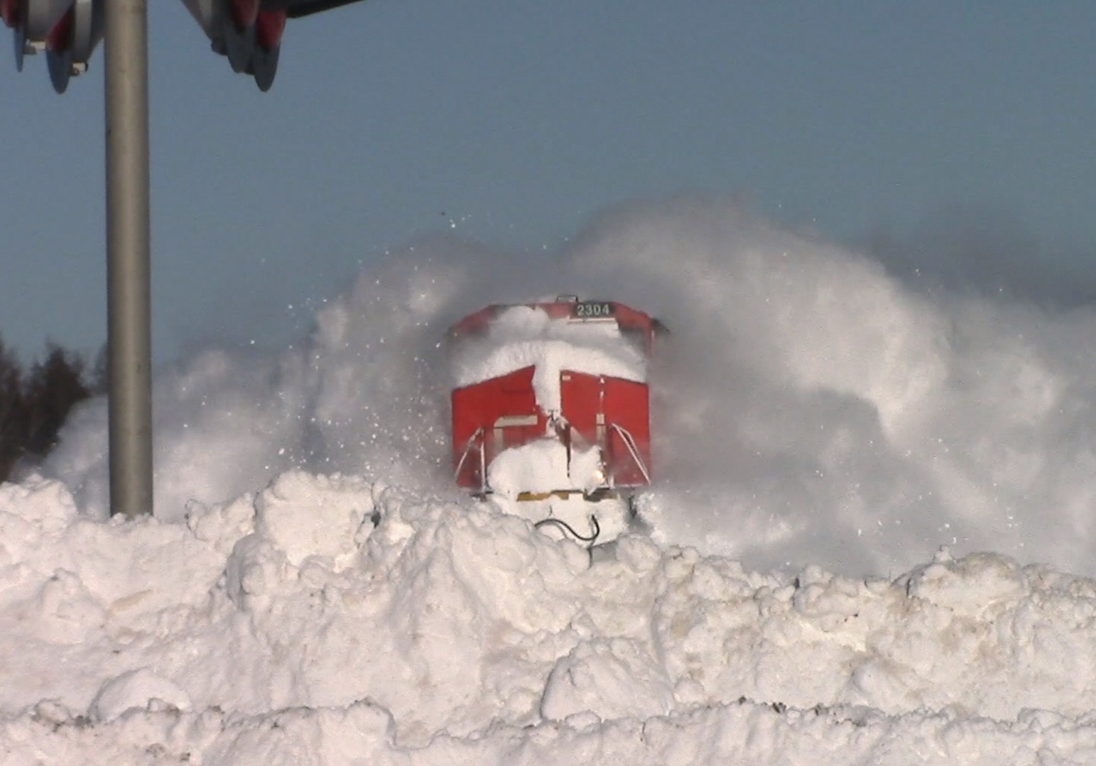 Espectacular vídeo de un tren cortando la nieve a toda velocidad por el este de Canadá