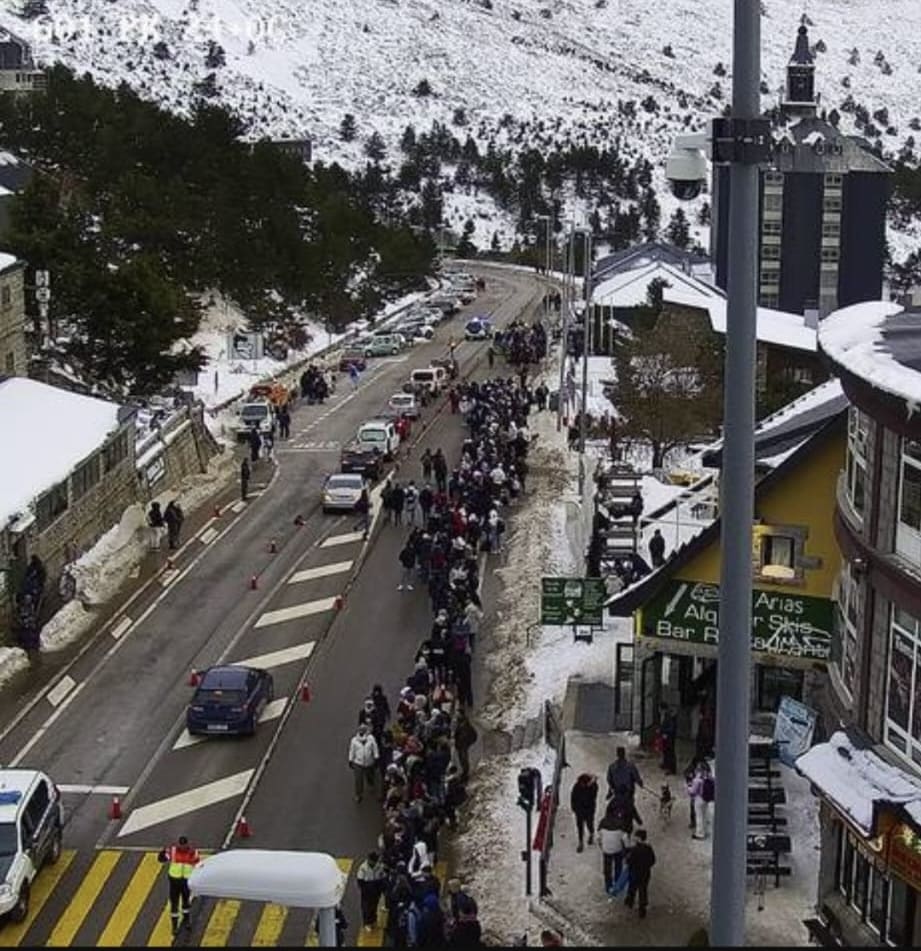 Gobierno y Comunidad de Madrid buscan hoy resolver los atascos para ir a esquiar a la Sierra