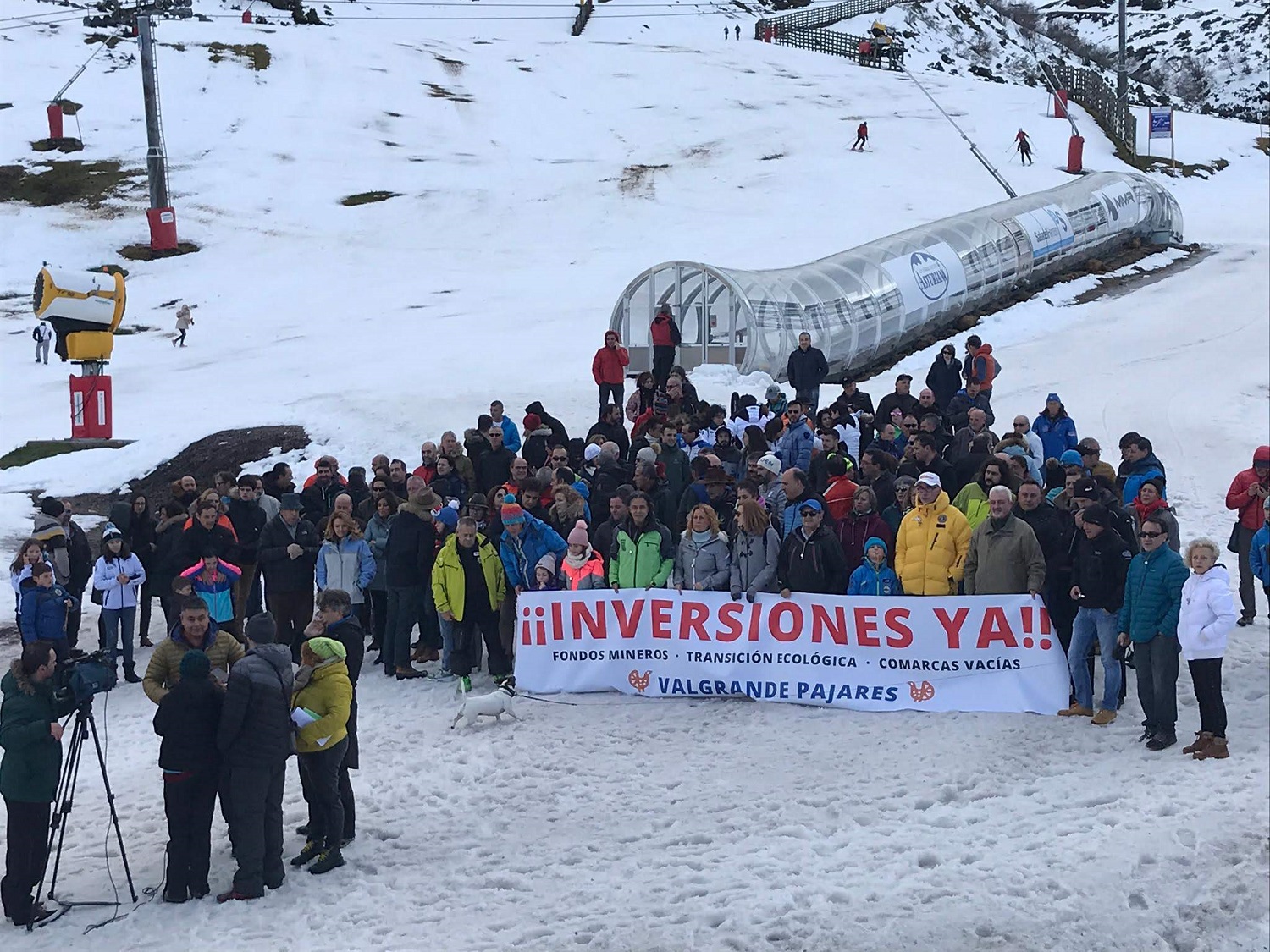 Fin de semana movido en Valgrande Pajares, cerrado por lluvia y con protestas